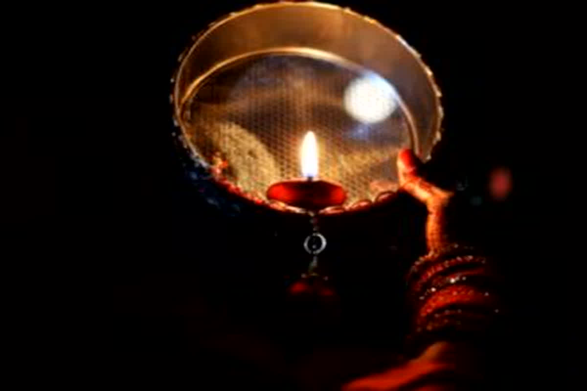 Karva Chauth 2023: इस मार्केट में मिलेगा मेकअप प्रॉडक्ट्स से लेकर सबकुछ!, बेहद सस्ते दामों पर करें शॉपिंग…