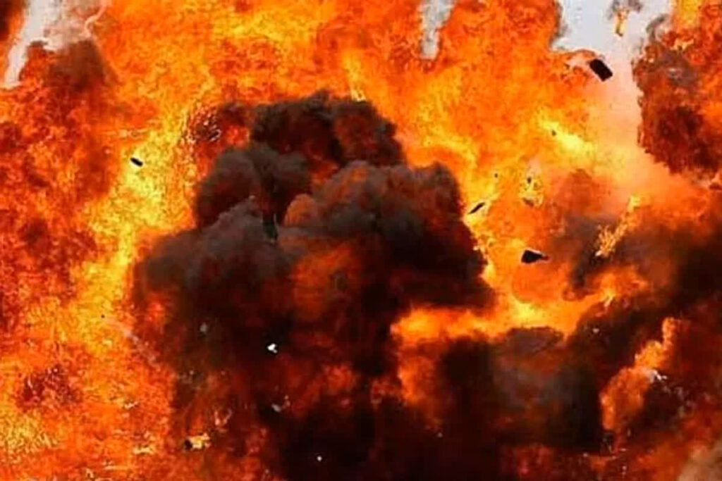 Naxalites set fire to 15 vehicles including damar plant
