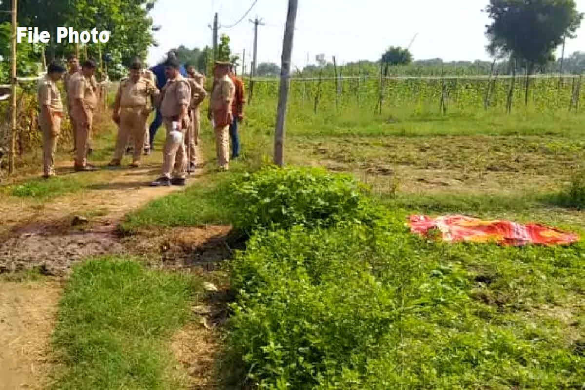 खेत में इस हालत में मिला मंदिर का पुजारी, देखकर पुलिस भी रह गई दंग