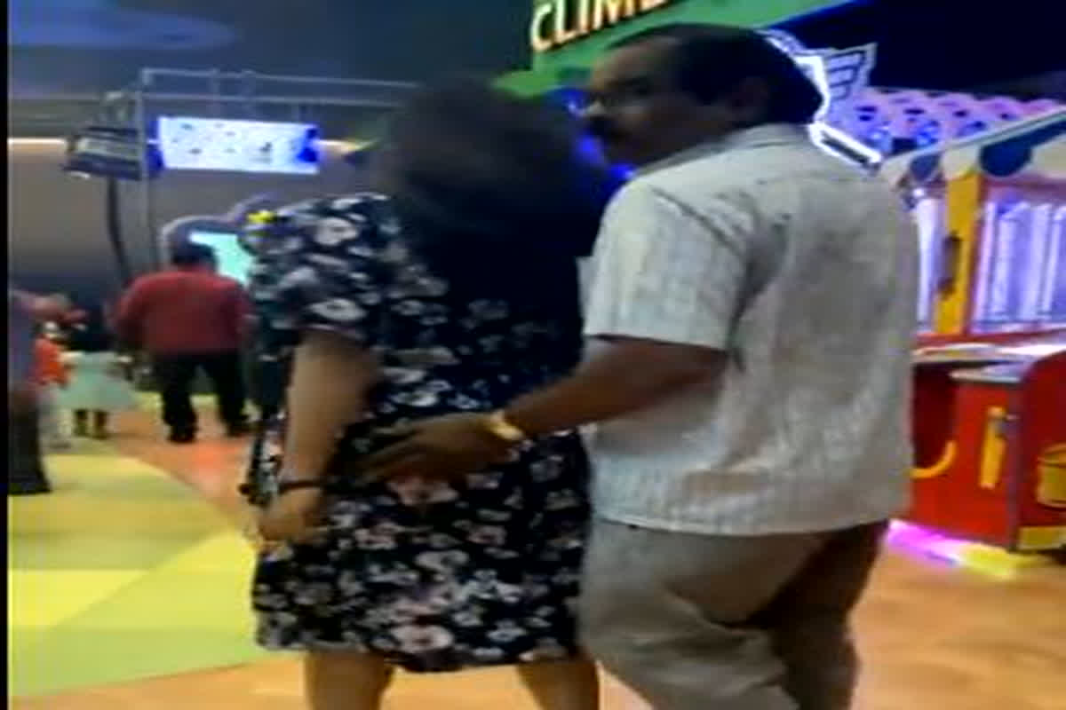 Girl Harassment Video Of Lulu Mall : लुलु मॉल में व्यक्ति ने युवती के साथ की अश्लील हरकत, सोशल मीडिया पर वायरल हुआ वीडियो