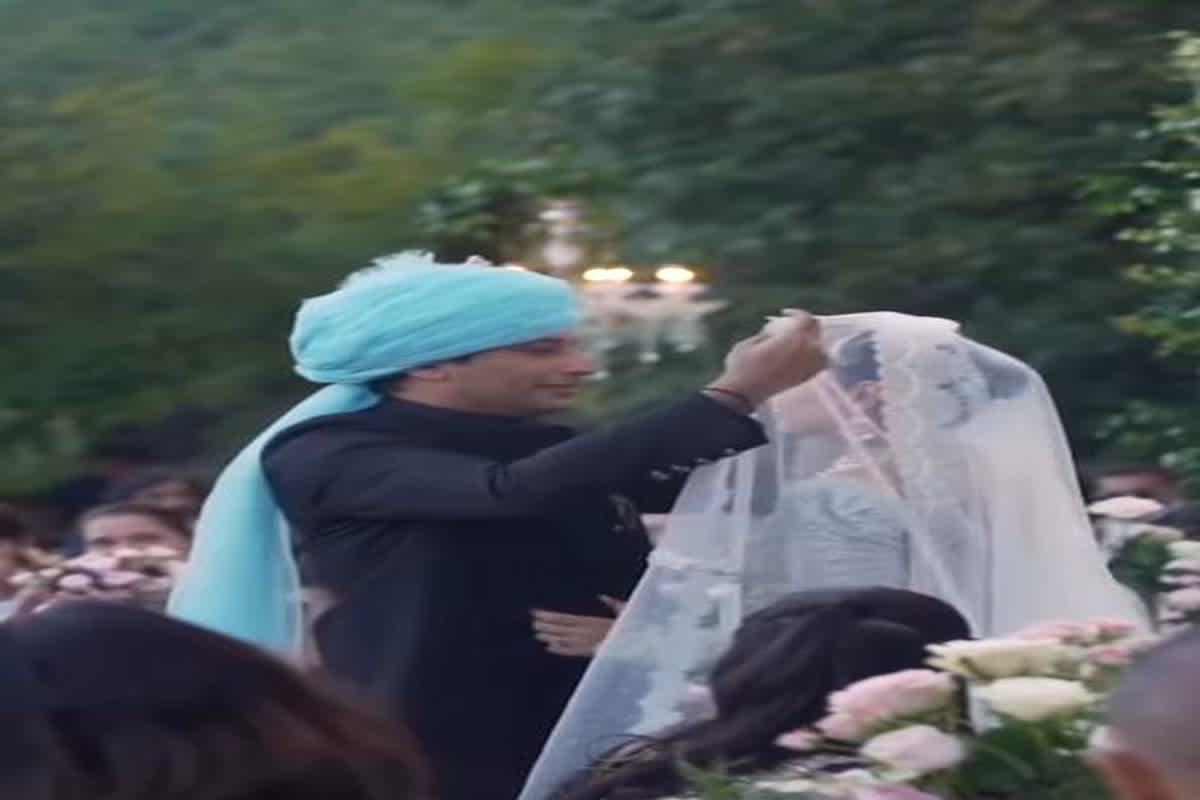 माहिरा खान ने स्काई ब्लू लहंगा कैरी किया है, जिसमें सिल्वर रंग से काम हुआ है। एक्ट्रेस ने मेकअप काफी मिनिमल रखा है। साथ ही उन्होंने कोई हैवी ज्वेलरी नहीं कैरी की है। एक्ट्रेस का लुक किसी परी से कम नहीं लग रहा है।