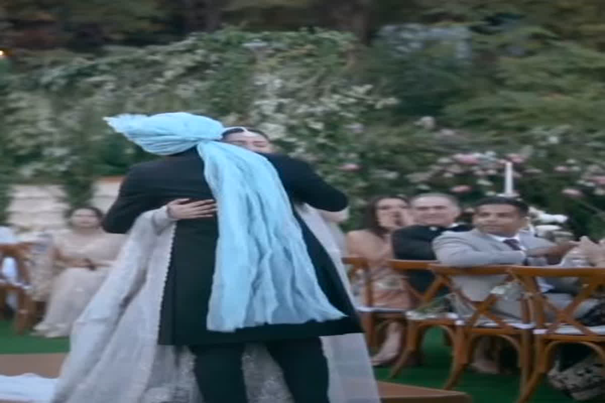 दोनों ने एक प्राइवेट सेरेमनी में शादी की है। वायरल वीडियो में एक्ट्रेस का ब्राइडल लुक देखने को मिल रहा है। एक्ट्रेस बेहद खूबसूरत लग रही हैं।