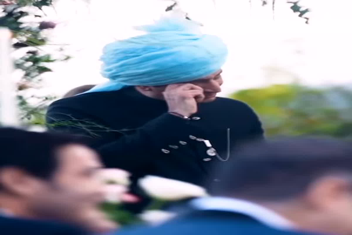 एक्ट्रेस के पति करीम ने भी ब्लैक अचकन पहनी है। साथ ही उन्होंने एक्ट्रेस के लहंगे से मेल खाना स्काई ब्लू साफा बांध रखा है। एक्ट्रेस के पति माहिरा को उनकी ओर आता देखकर इमोशनल होते दिखें।