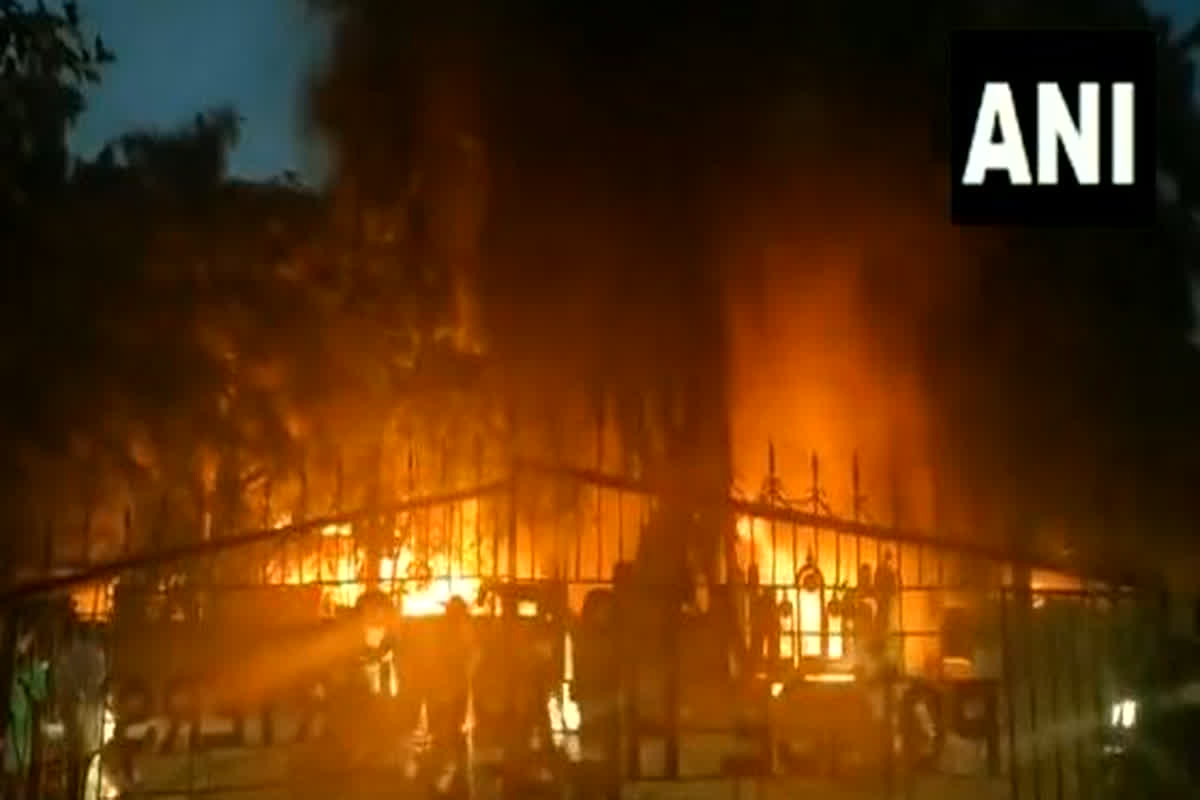 Maratha Reservation Protest: आंदोलनकारियों ने फूंका विधायक और पूर्व मंत्री का घर, पार्टी कार्यालय में लगाई आग, जानें क्यों उग्र हुआ लोग