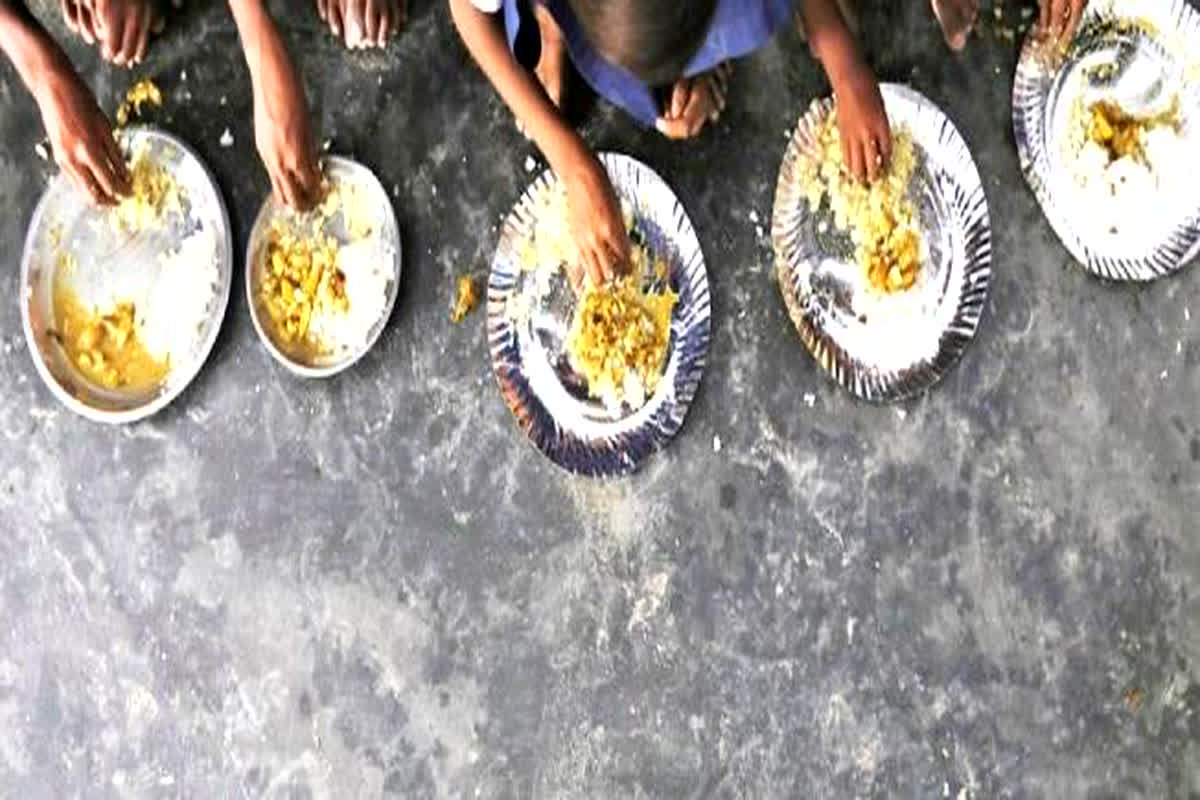 Bhatapara News: आफत बनकर आया मध्याह्न भोजन, एक दर्जन से ज्यादा बच्चे हुए बीमार, मचा हडकंप