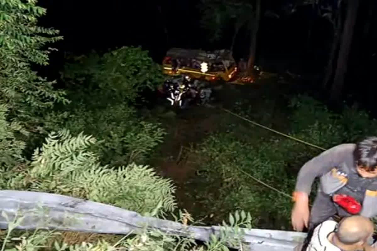 Nainital Bus Accident: गहरी खाई में जा गिरी स्कूल बस, एक बच्चे समेत 7 की मौत, दो दर्जन लोग घायल