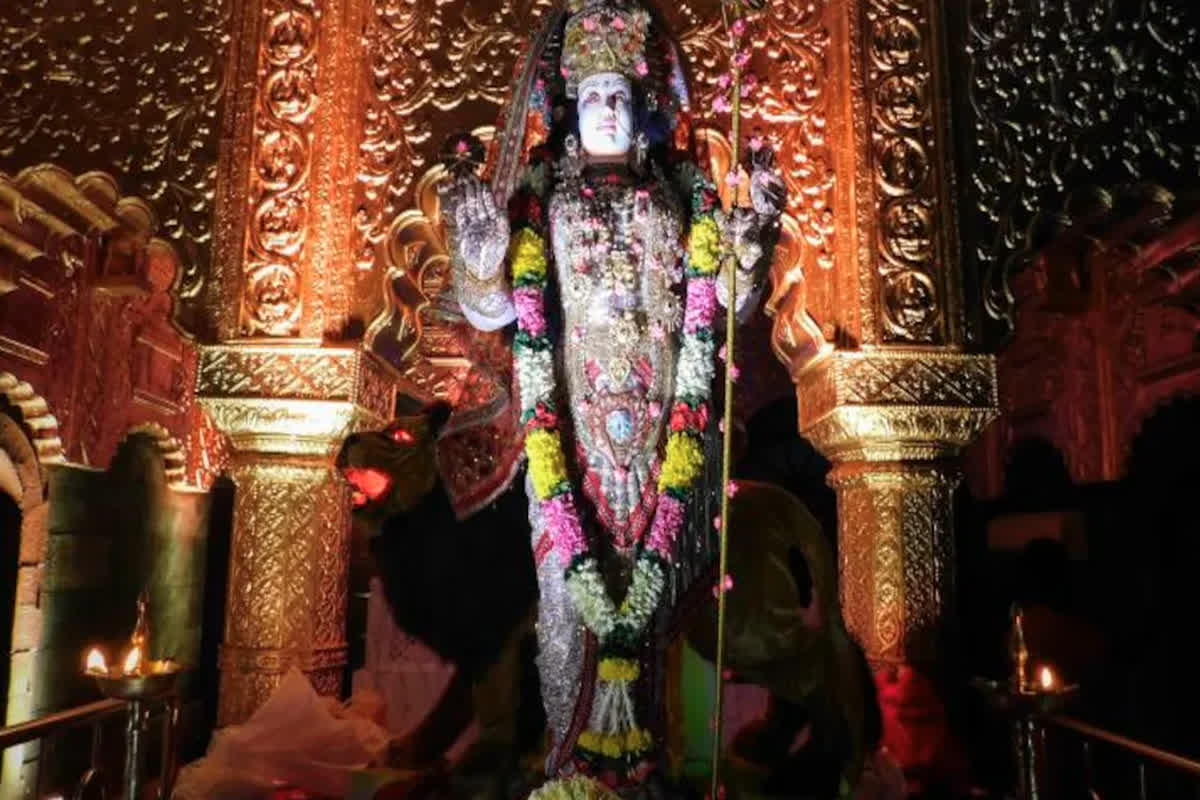 Best Places to Visit in Navratri: इन शहरों में देखने मिलती है नवरात्रि की असली रौनक, आज ही बनाएं यहां घूमने का प्लान…