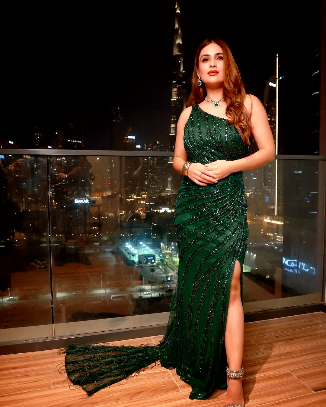 नेहा ने ग्रीन शिमरी में हाई थाई स्लिट ड्रेस कैरी की है। इसके साथ ही उन्हेंने एक पैर पर एंकलेट भी पहना हुआ है। लुक को पूरी करने के लिए नेहा ने डायमंड नेकलैस भी कैरी किया है। इसका पेंडेंट ग्रीन कलर का है, यह उनकी ड्रेस से मैचिंग है।