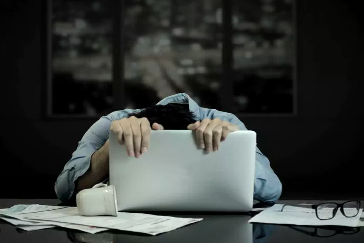 Disadvantages of Night Shift : Night Shift से हो सकती खतरनाक बीमारियां, बिगड़ सकती है ये आदतें