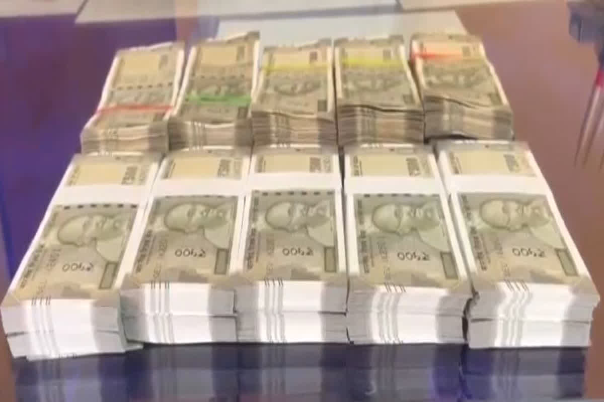 Khargone News: अनाज व्यापारी के कार से निकला लाखों रुपये के नोटों का बंडल..! FST और पुलिस की टीम भी रह गई दंग