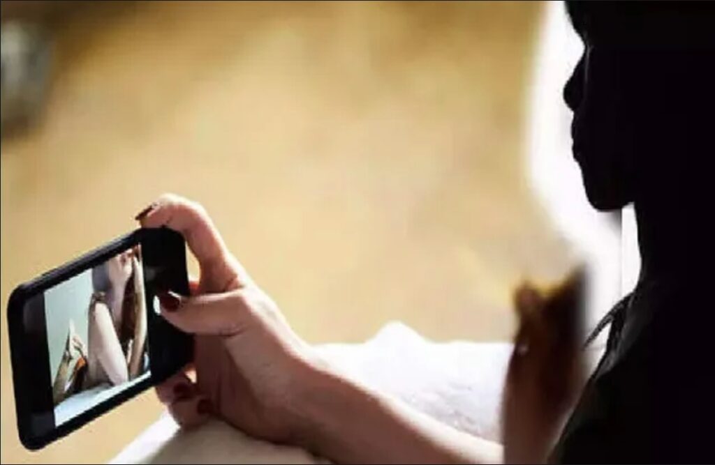 Teacher sent nude pictures to student