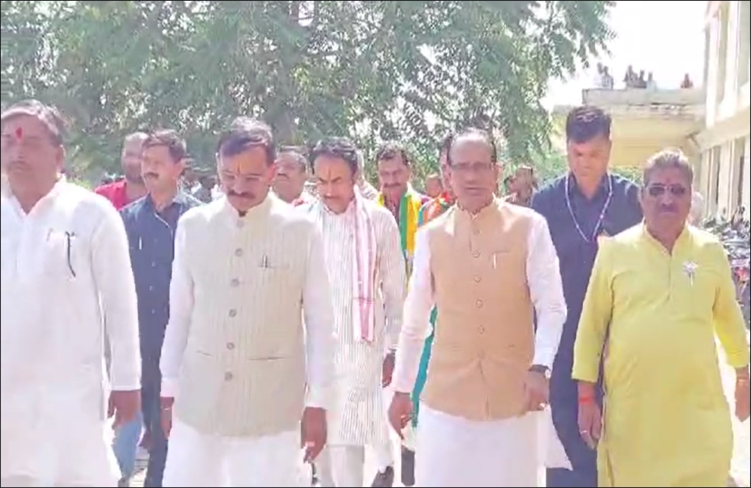 MP Assembly Election 2023 : सीएम शिवराज ने पन्ना की तीनों सीटों के प्रत्याशियों के भरवाए नामांकन, कमलनाथ समेत इन नेताओं पर कसा तंज, जानें क्या कहा..