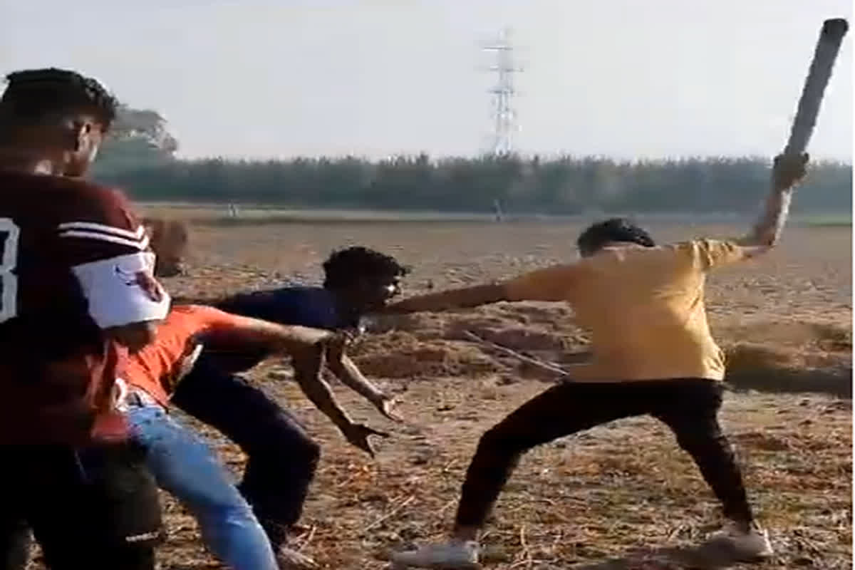 Viral Video of beating: दिनदहाड़े दहशत फैला रहे दबंग, युवक की लाठी-डंडों से पिटाई का वीडियो हो रहा वायरल…