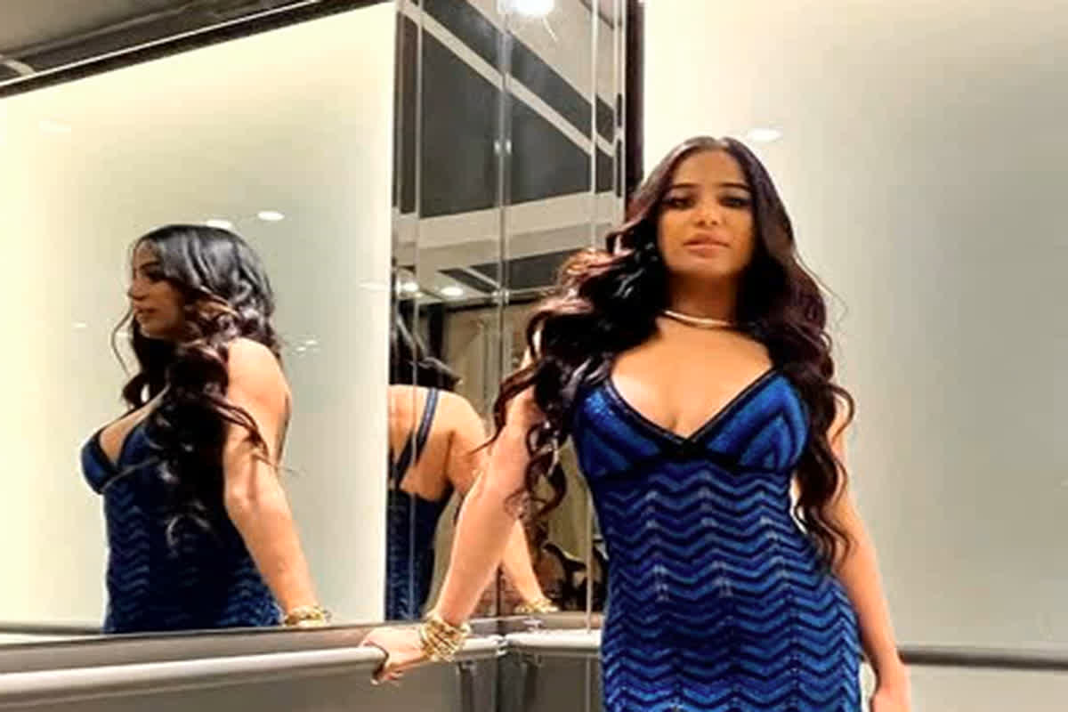 Poonam Pandey Hot Photos: एक्ट्रेस ने ब्लू सेक्सी आउटफिट में गिराई हुस्न की बिजली, फैंस हुए दीवाने…