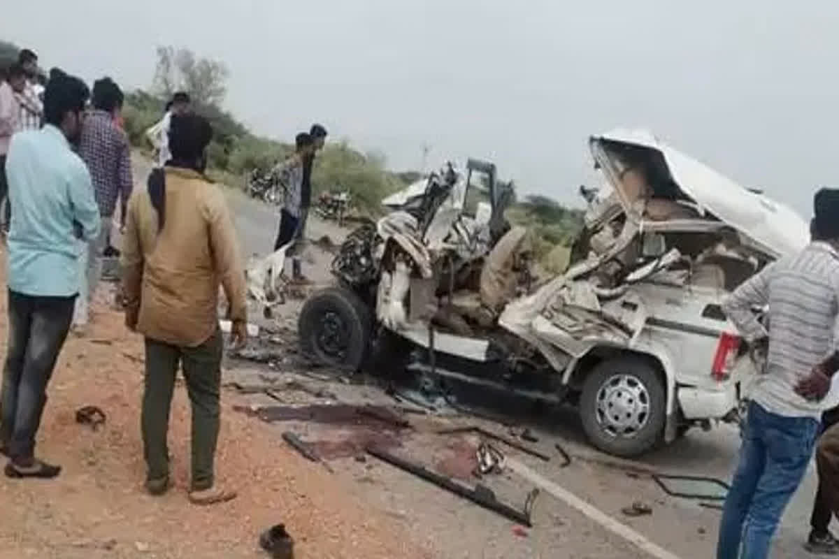 Rajasthan Accident News: कांप उठी देखने वालों की रूह, जब ट्रक से टक्कर के बाद कार के उड़े परखच्चे, एक ही परिवार के 7 लोगों की मौत