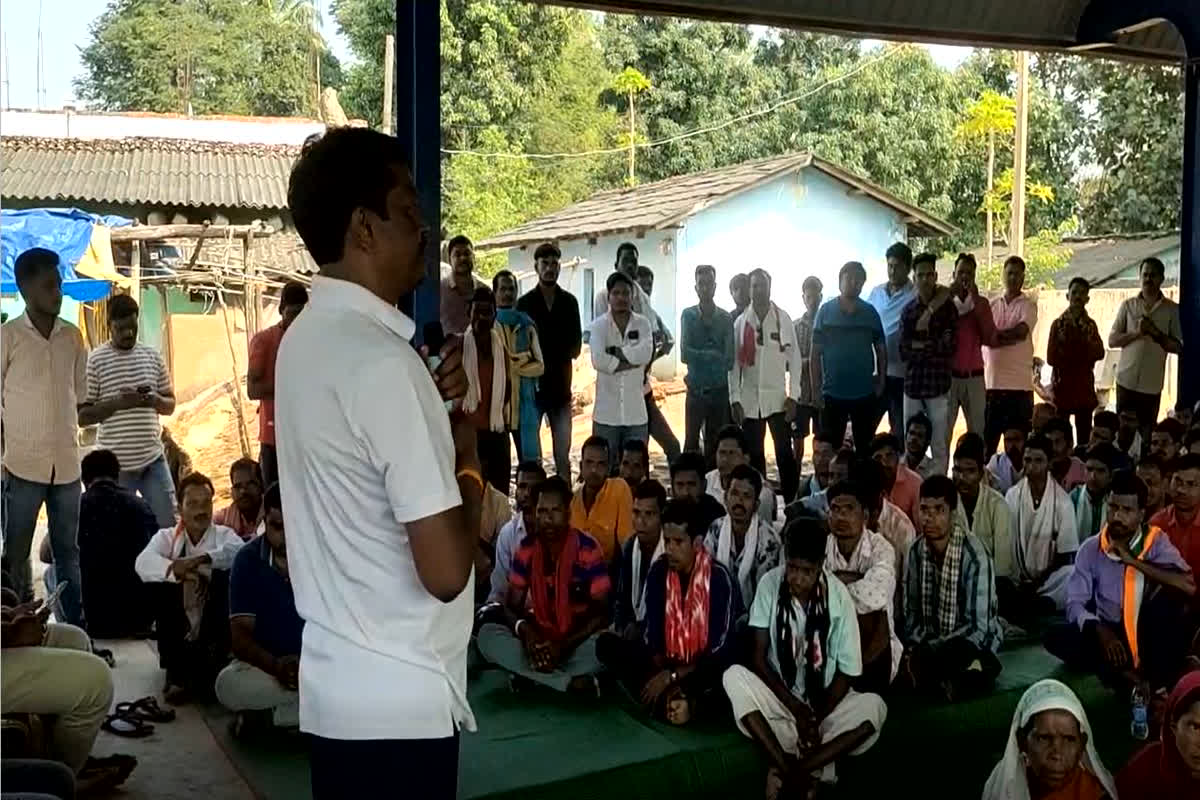 Jagdalpur Assembly Election 2023 : टिकट कटने के बाद कांग्रेस में उठ रहे विरोधी स्वर, पीसीसी चीफ की बैठक छोड़ विधायक निवास पहुंचे ग्रामीण