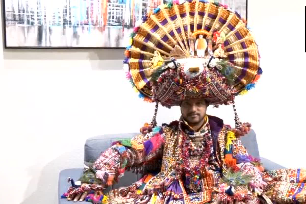 3kg Ramrajya pagdi : राम मंदिर, चंद्रयान-3 और पीएम मोदी की थीम पर बनाई 3 किलो की ‘राम राज्य’ पगड़ी, देखने के लिए जुट रही भीड़