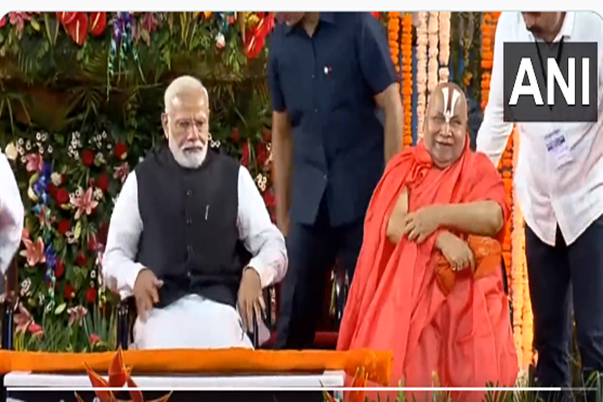 PM मोदी ने चित्रकूट में रामभद्राचार्य से की मुलाकात, बोले- ‘उनका स्नेह मुझे अभीभूत कर देता है’