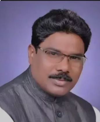 भाजपा: श्रवण मरकाम, उम्र: 53, शिक्षा: स्नातक, करियर: दो बार के विधायक। सरपंच संघ के अध्यक्ष भी रहे।