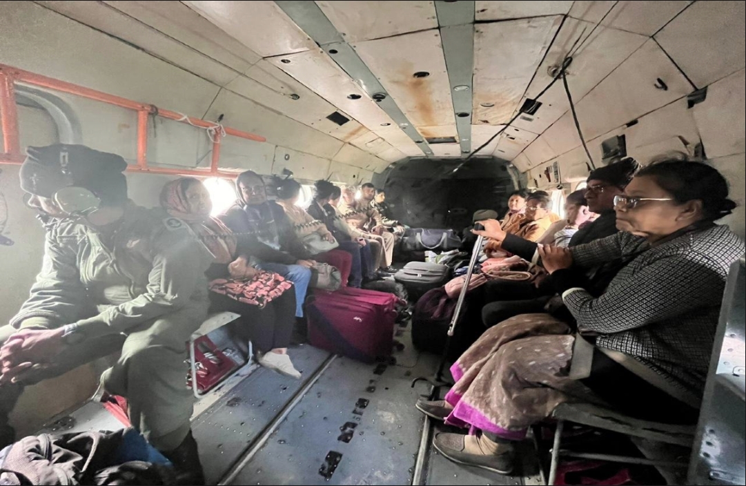 Sikkim Flood Update : सिक्किम में बाढ़ का कहर…! बचाव कार्य में जुटे वायुसेना के हेलीकॉप्टर, लगातार पहुंचाई जा रही राहत सामग्री, जानें अभी कैसे हैं राज्य के हालात..