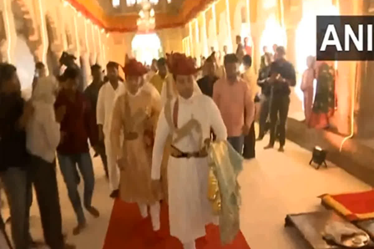 Scindia in Gwalior: शाही लिबास पहनकर सिंधिया राजघराने के मुखिया पहुंचे गोरखी देवघर, अपने बेटे के साथ की पूजा-अर्चना…