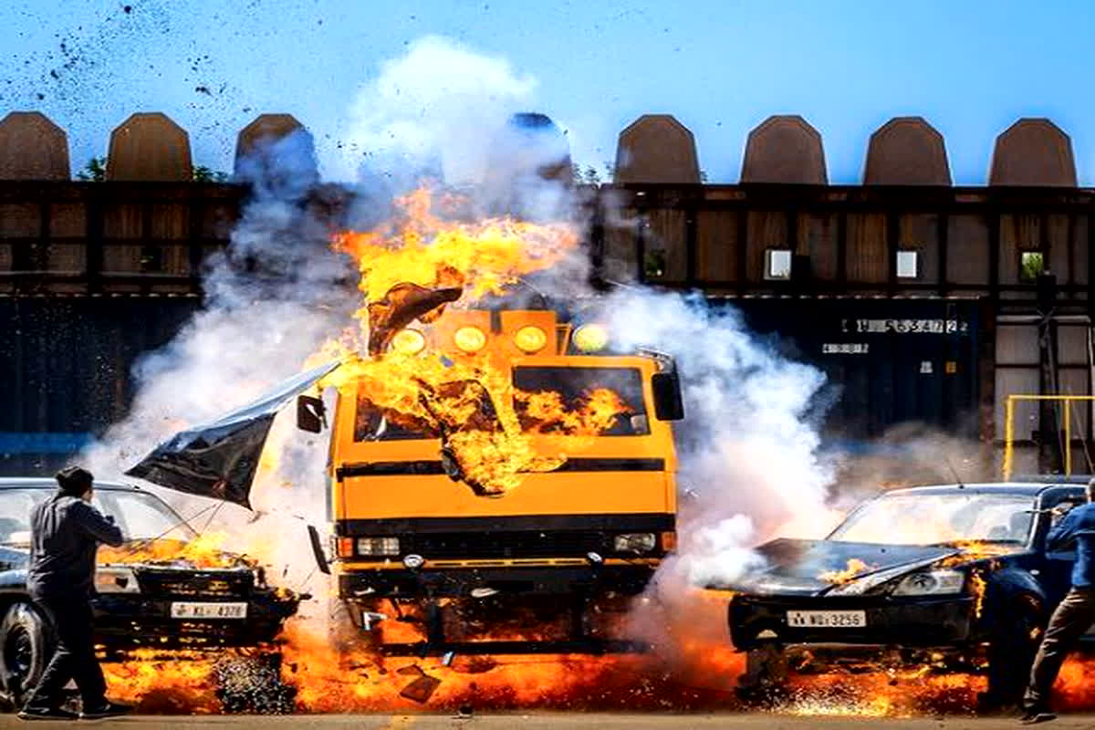 Singham Again New Photos: जलती हुई कार… हवा में उड़ती हुई गाड़ियां, डायरेक्टर रोहित शेट्टी ने दिखाई सिंघम अगेन की झलक