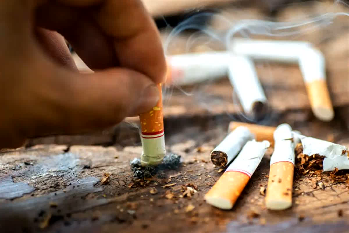 Life Insurance Policies: स्मोकिंग करने वाले सावधान..! इस गलती से इंश्योरेंस पर पड़ेगा भारी असर, जानिए पूरी डिटेस्स