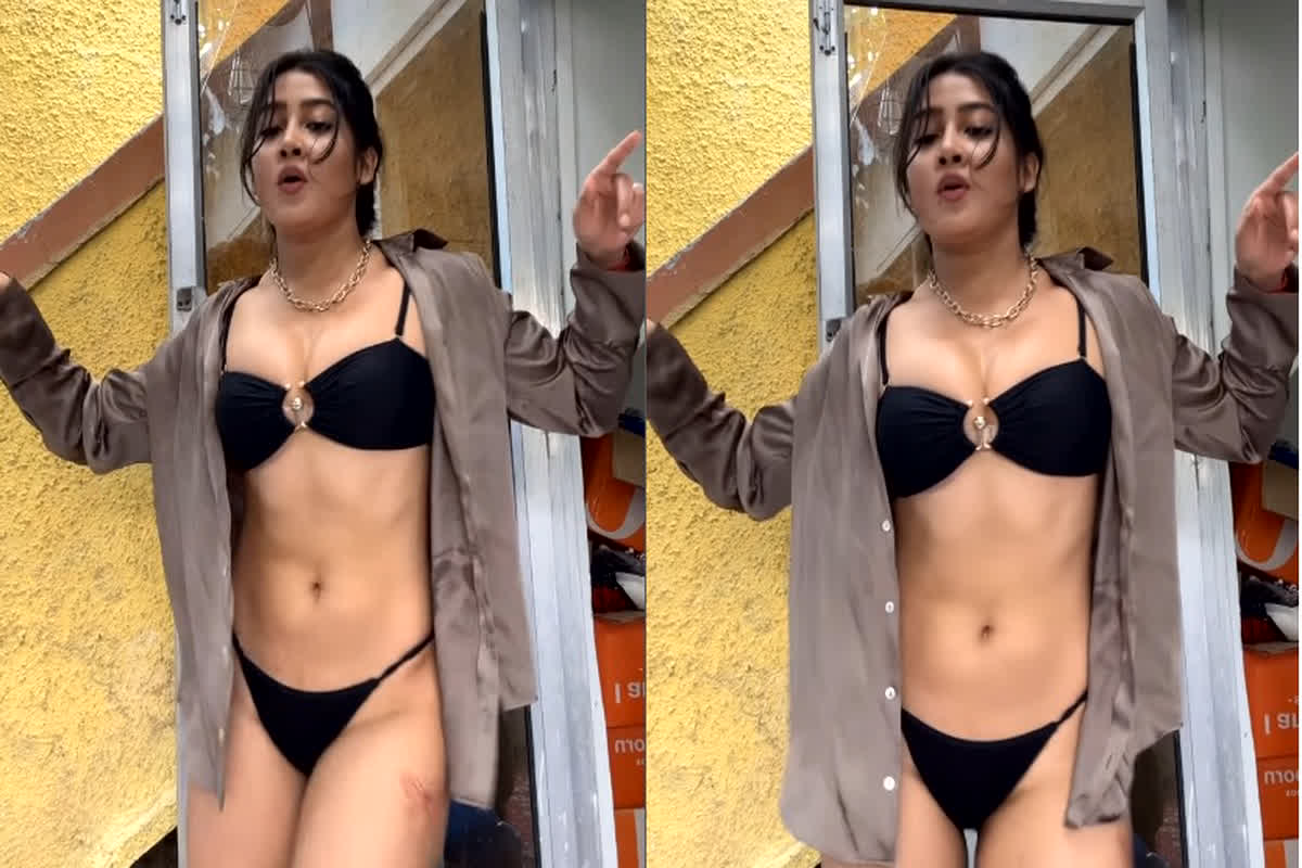 Sofia Ansari sexy video: ओपन शर्ट में सोफिया ने दिखा दिया अपना सबकुछ, सोशल मीडिया पर वायरल हुआ वीडियो