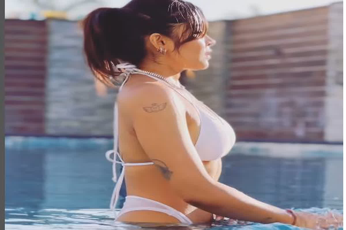व्हाइट बिकनी पहन सोफिया अंसारी ने पानी में लगाई आग, बार-बार Sexy Video देख रहे फैंस