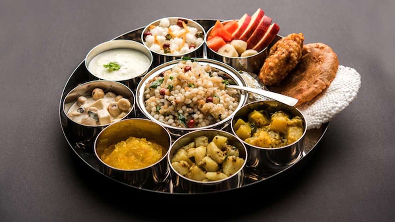 Navratri Falahari Thali: इस नवरात्रि फलाहारी थाली में शामिल करें ये डिश, नौ दिन बनाए व्रत के ये हेल्दी पकवान