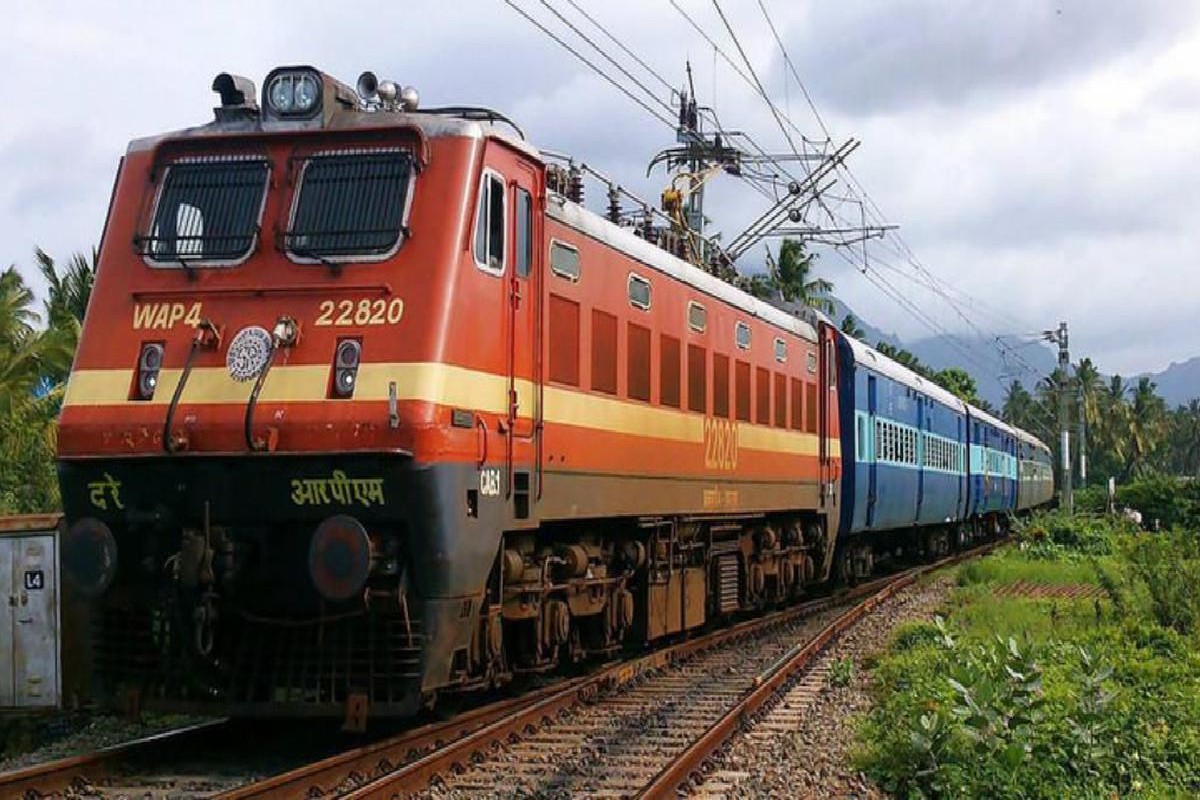 Trains on Diwali: रेल यात्रियों के लिए खुशखबरी.. त्योहारी सीजन पर शुरू हुई ये स्पेशल ट्रेनें, फटाफट कर लें बुक