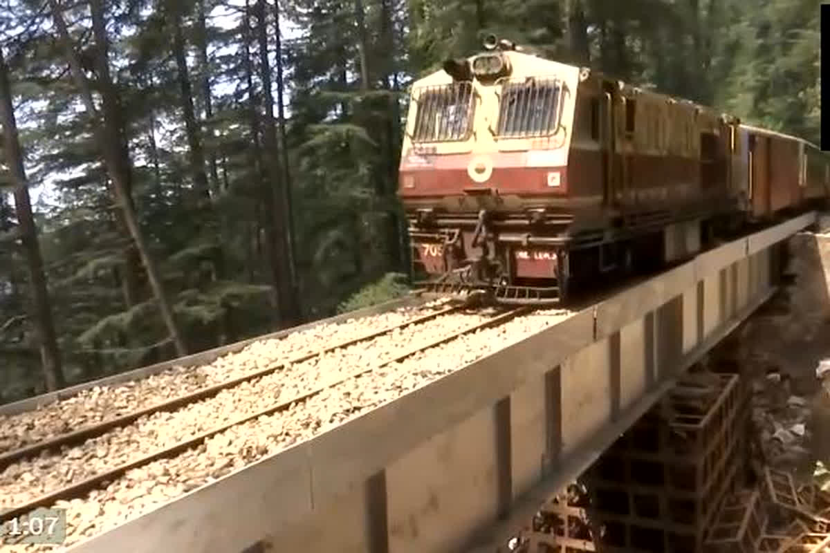 Shimla-Kalka Track: शिमला-कालका रेल लाइन पर फिर से दौड़ी ट्रेनें, इस वजह से तीन महीने से बंद थी सेवा