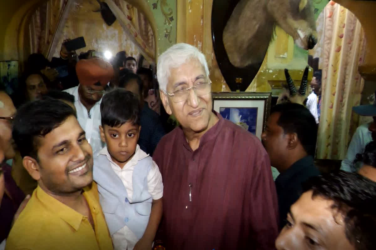 पुराने महल में विराजमान हुए महाराजा टीएस सिंहदेव, राजा को गिफ्ट भेंट करने प्रजा पहुंची दरबार