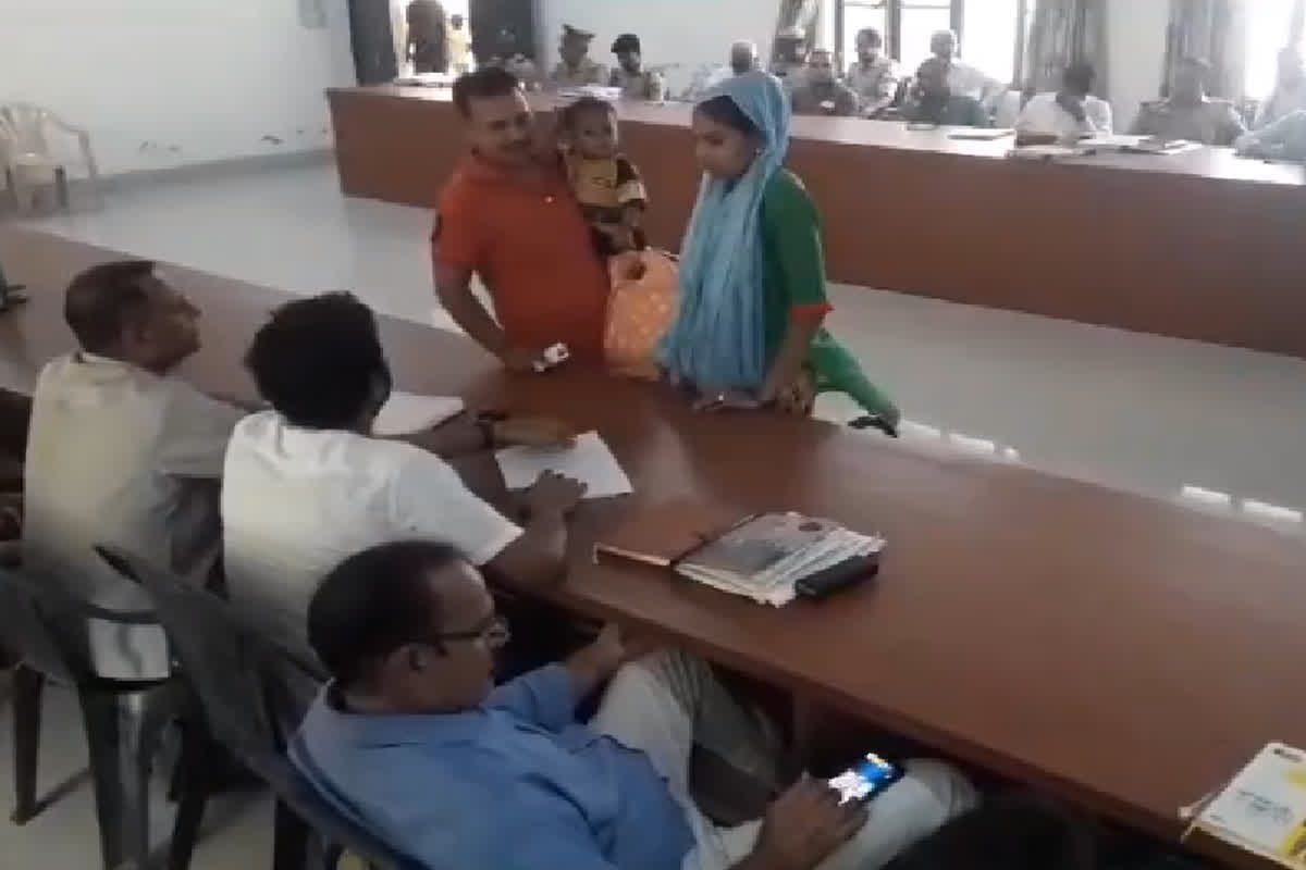 UP Officer video viral: मजाक बना सम्पूर्ण समाधान दिवस, गेम खेलने में मस्त दिखे अधिकारी, वीडियो वायरल