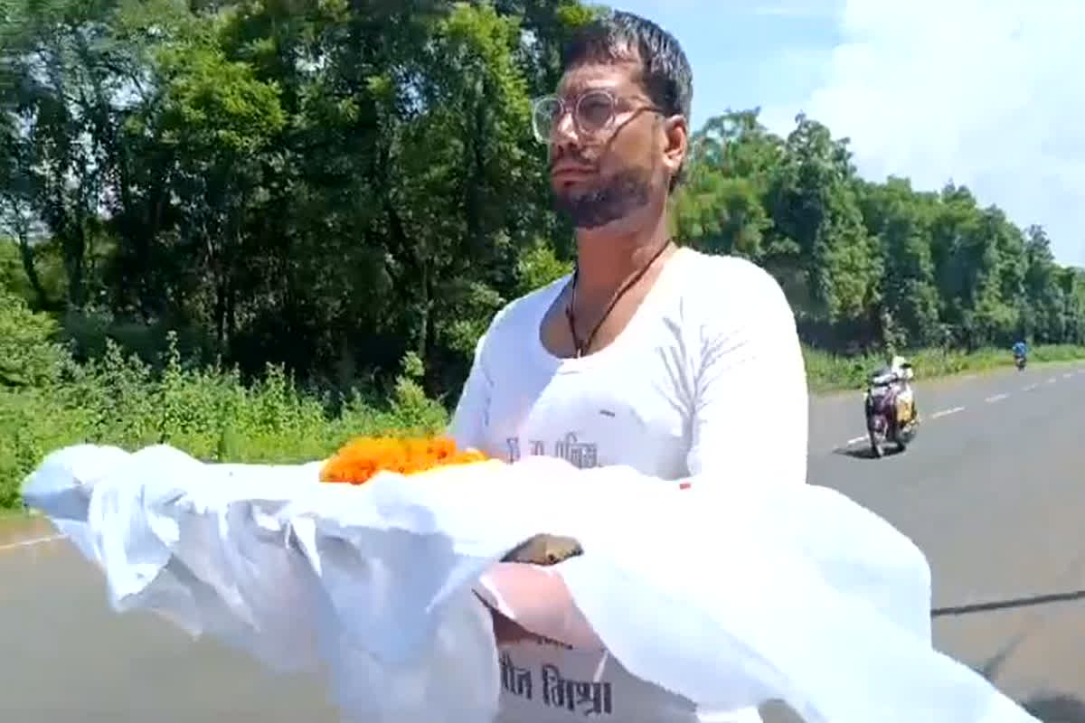 Vishwasghaat Yatra: आरक्षक ने निकाली विश्वासघात यात्रा, पुलिस प्रशासन मुर्दाबाद के लगाए नारे