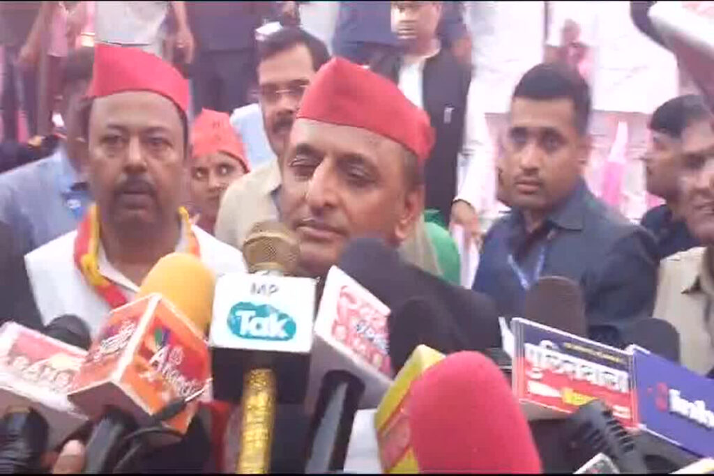 Akhilesh Yadav targets Congress, BJP