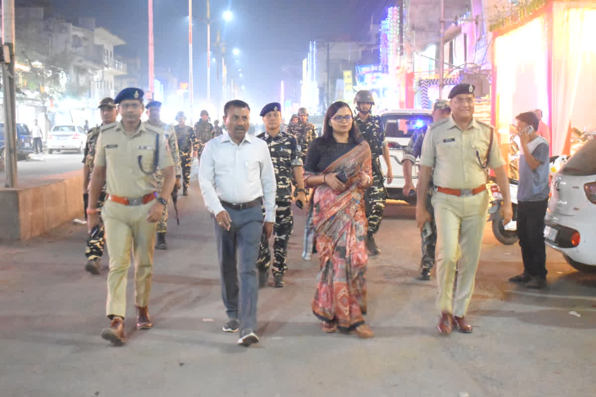 CG Vidhan Sabha Chunav 2023: चुनाव में सुरक्षा का संदेश देने प्रशासन ने निकाला फ्लैग मार्च, CRPF समेत पुलिस बलों को किया तैनात