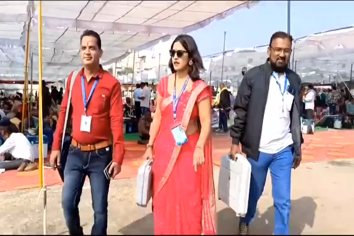 Khargone Vidhan Sabha Chunav 2023: मतदान सामग्री लेने पहुंची महिला कर्मचारी बनी चर्चा का विषय, जाने क्या है पूरा मामला
