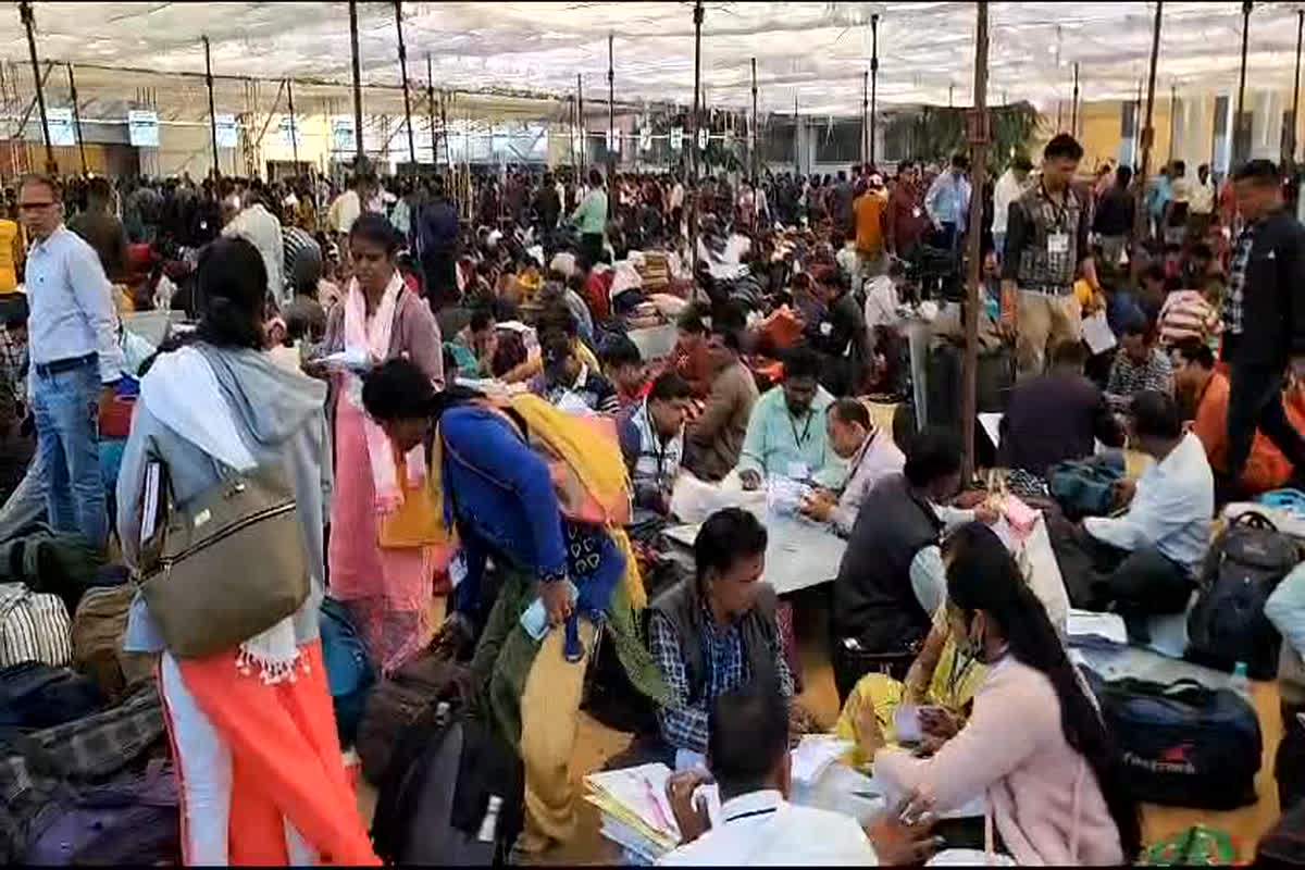CG Vidhan Sabha Chunav 2023: सुरक्षा व्यवस्था के बीच ईवीएम मशीनों के साथ मतदान दल रवाना, 6 हजार कर्माचारियों की लगाई गई ड्यूटी