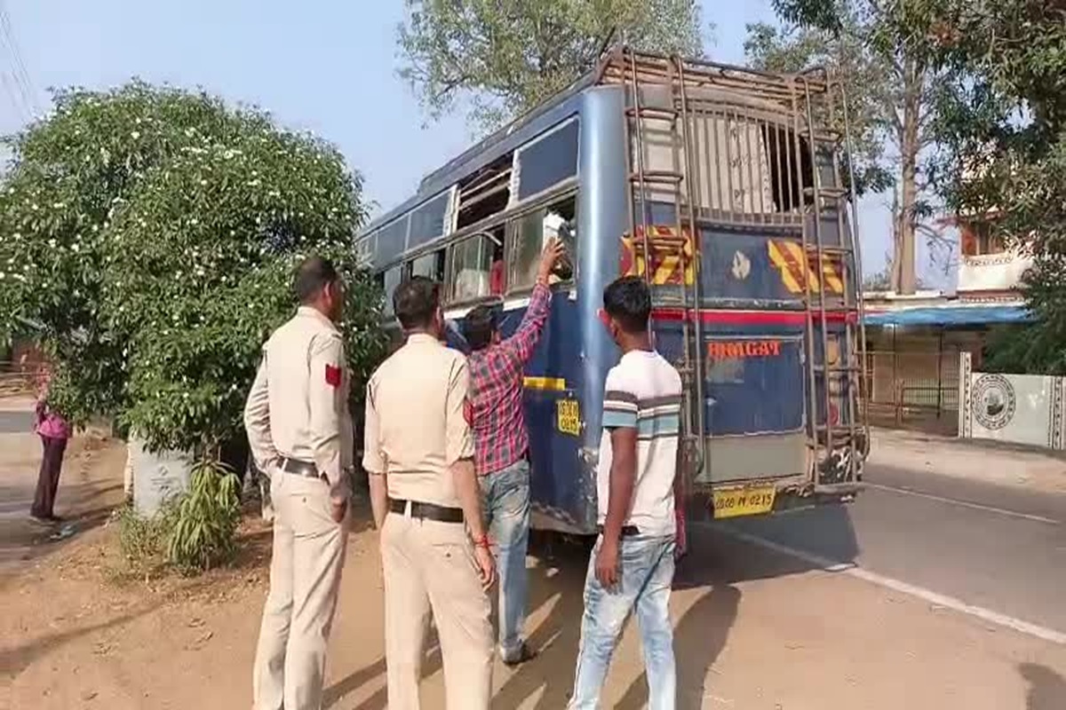 CG Second Phase Election 2023: बाल-बाल बची 36 मतदान कर्मचारियों की जान! हादसे का शिकार हुई मतदान दल को ले जा रही बस