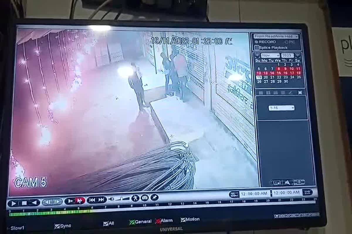 Saraipali Theft News: शातिर चोरों ने एक साथ 17 दुकानों को बनाया निशाना, सीसीटीवी कैमरे में कैद हुई तस्वीरें