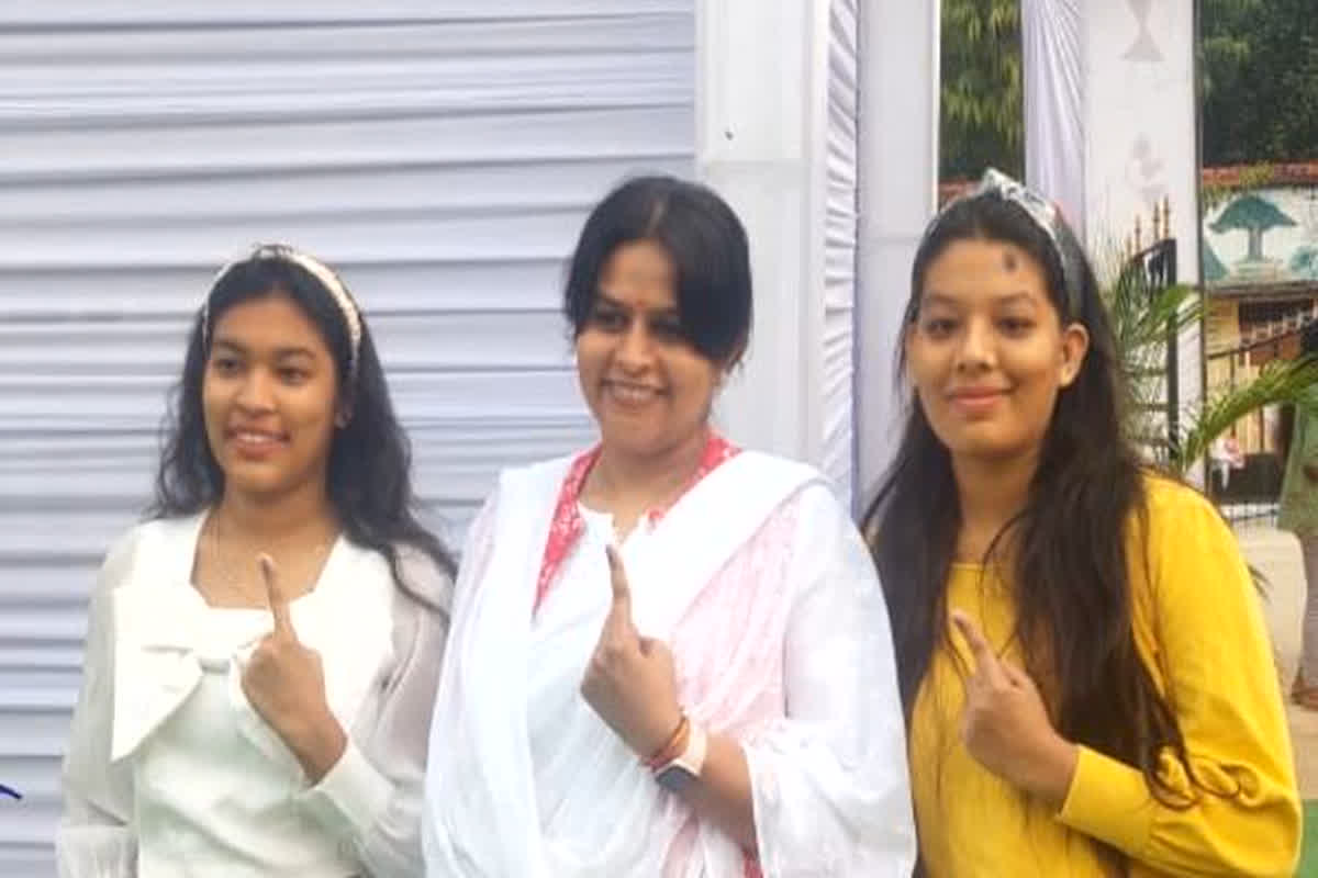 CG Assembly Election 2023: कहीं किन्नर तो कहीं शादी से पहले मतदान करने पहुंचे दूल्हा, देखिए लोकतंत्र के महापर्व की अनोखी तस्वीरें
