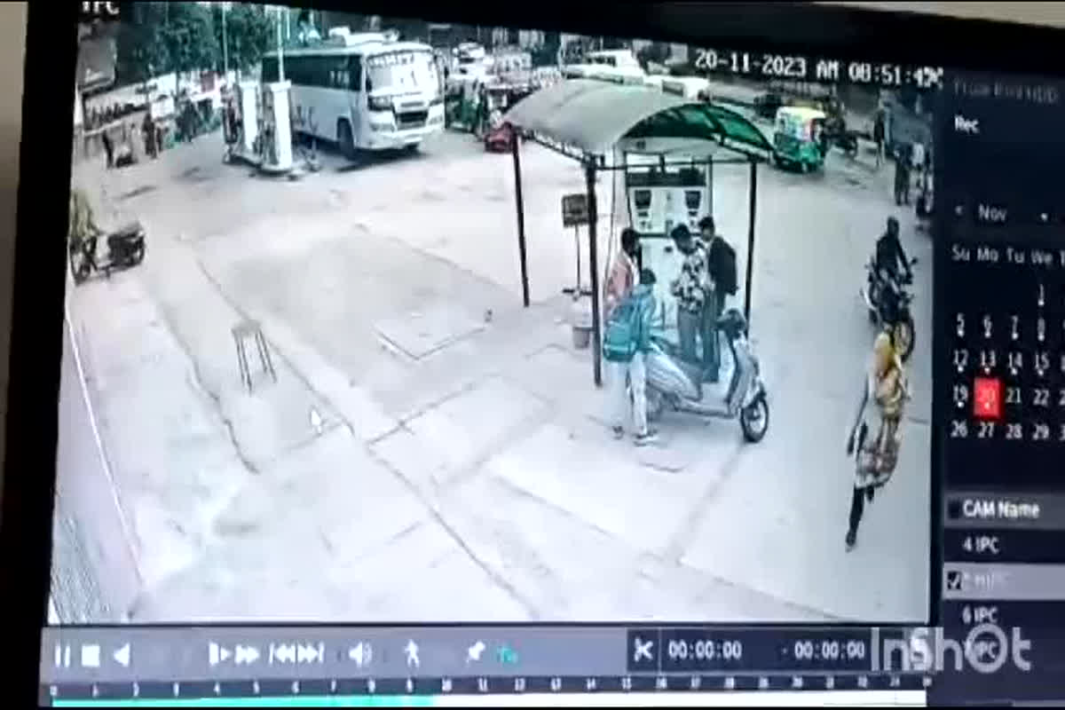 Gwalior Student Kidnapping News: नकाबपोश बदमाशों ने दिनदहाड़े किया छात्रा का अपहरण, सीसीटीवी कैमरे में कैद हुई तस्वीरें