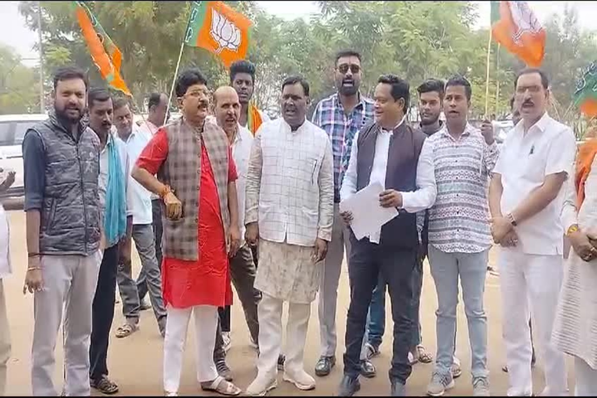 CG Chunav Result Counting: मत पेटियों की सुरक्षा बढ़ाने की मांग, भाजपा प्रत्याशियों ने कलेक्टर परिसर में की नारेबाजी