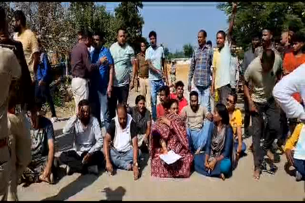 Kondagaon Deepesh Arora: जायजा लेने पहुंचे जिला अध्यक्ष को प्रवेश करने से रोका, गुस्साए बीजेपी प्रत्याशी ने स्ट्रांग रूम के सामने दिया धरना, ये है पूरा मामला