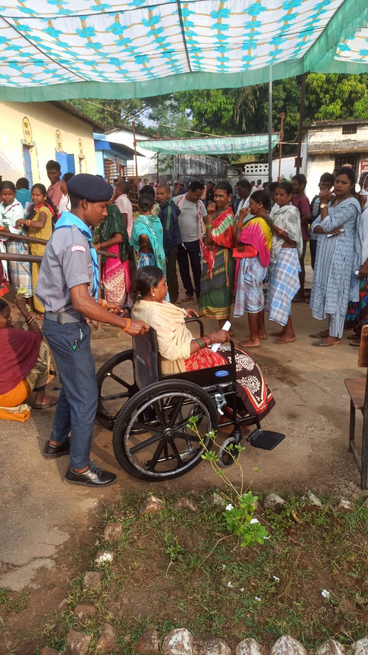 सभी मतदान केंद्रों में सरल एवं सुगम मतदान कराने हेतु वरिष्ठ नागरिकों एवं दिव्यांगजनों को व्हीलचेयर की सुविधा प्रदान करते हुए आवश्यक सहयोग दिया गया।