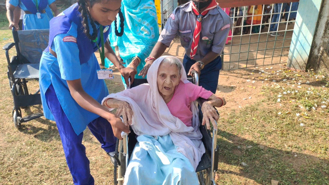 राजनंदगांव में 100 साल की बुजुर्ग मतदाता को अपने मताधिकार का प्रयोग करने हेतु व्हीलचेयर में मतदान केंद्र लाया गया।
