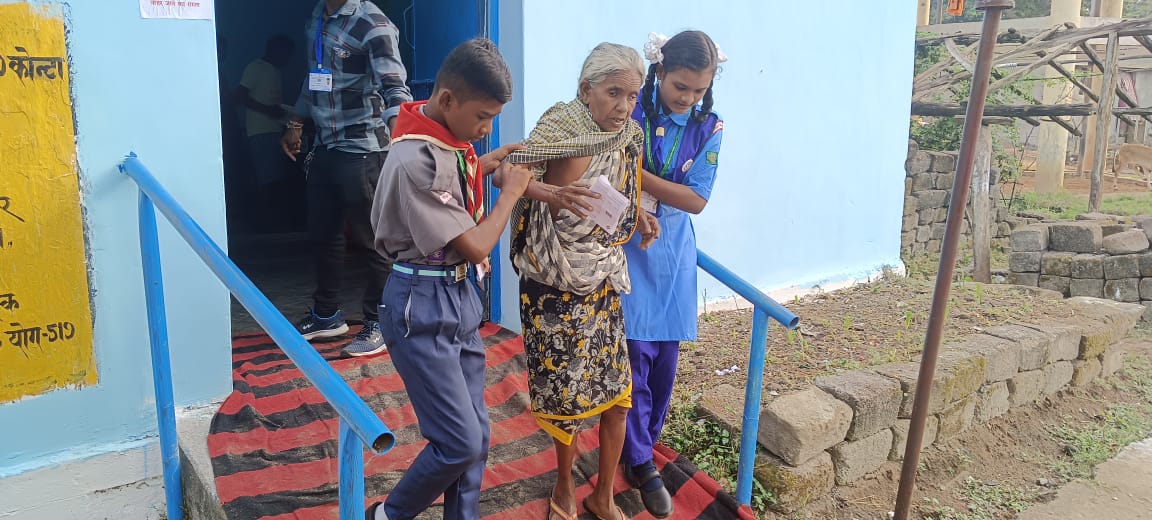 सुकमा जिले में नि:शक्त और बुजुर्ग मतदाताओं को मतदान मित्र की मदद से मतदान करवाया गया।
