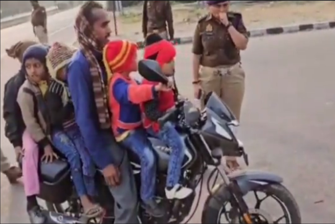Barabanki Viral Video: 5 बच्चों के साथ बाइक पर सवार पिता ने पुलिसकर्मी को दिया ऐसा जवाब, जानकर आप भी नहीं रोक पाएंगे अपनी हंसी