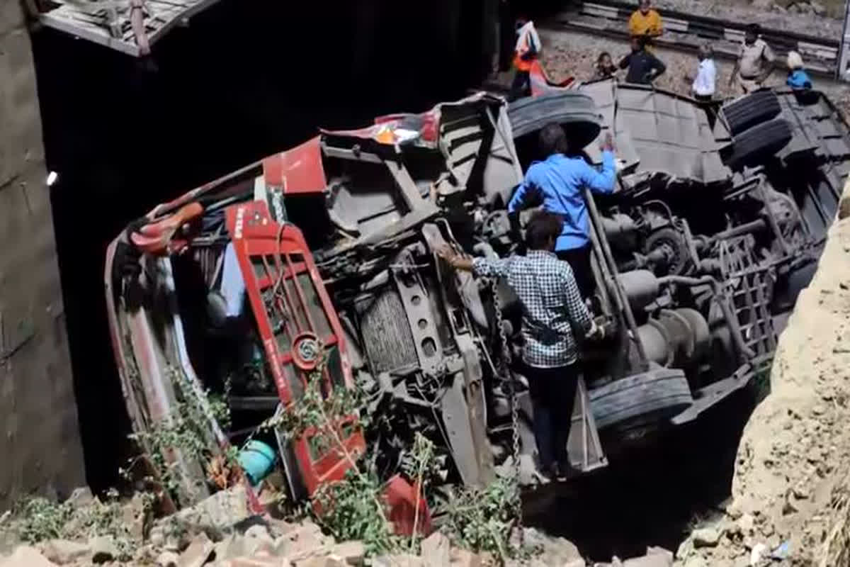 Bus accident in Dausa: दर्दनाक हादसा.. पुल से रेलवे ट्रेक पर यात्री बस गिरने से चार लोगों की मौत, दो दर्जन से ज्यादा लोग घायल